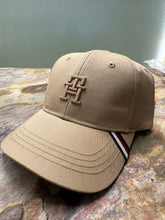 Cargar imagen en el visor de la galería, Gorra Tommy H
