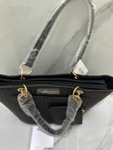 Cargar imagen en el visor de la galería, Cartera Guess
